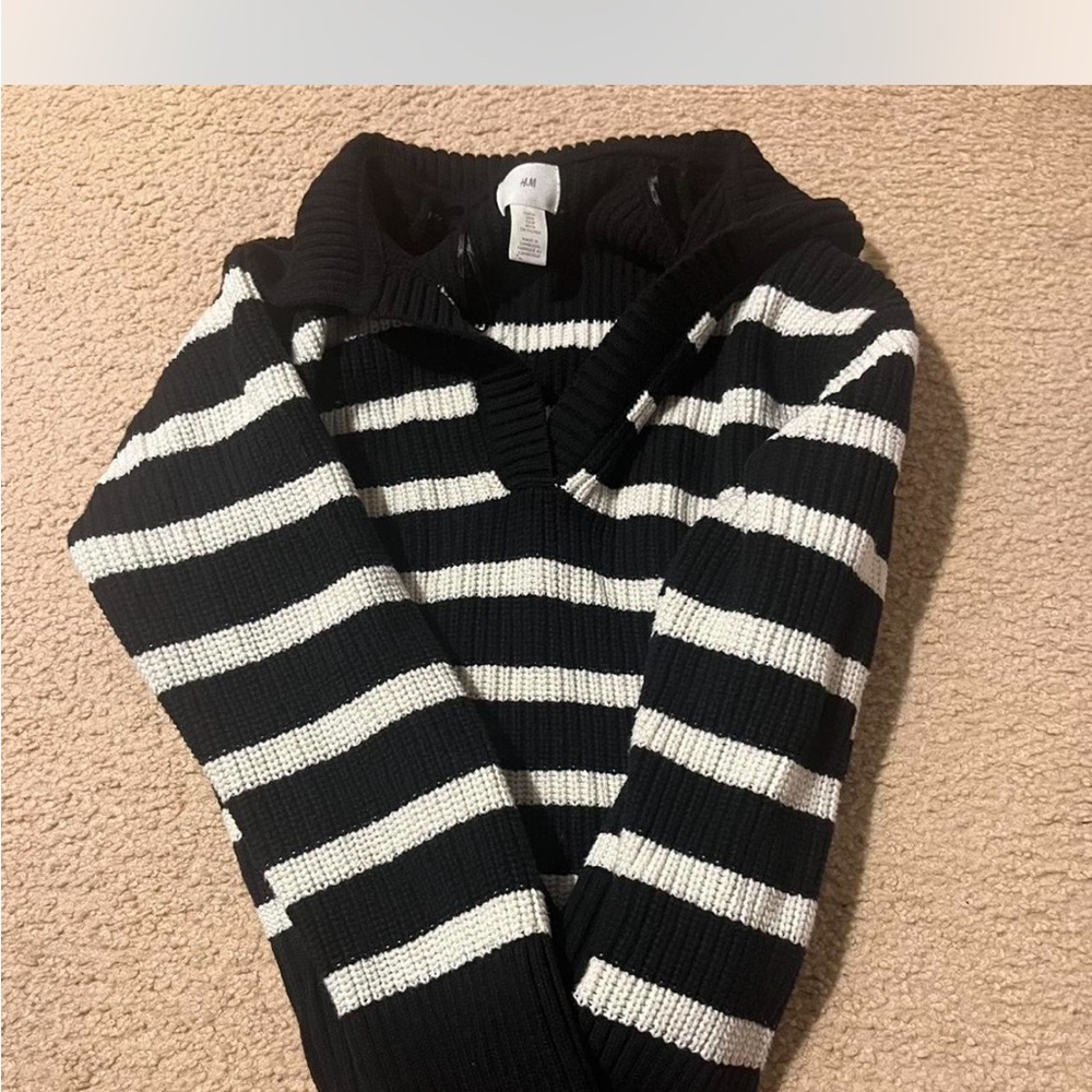 H&M Black and White Striped Women's Sweater